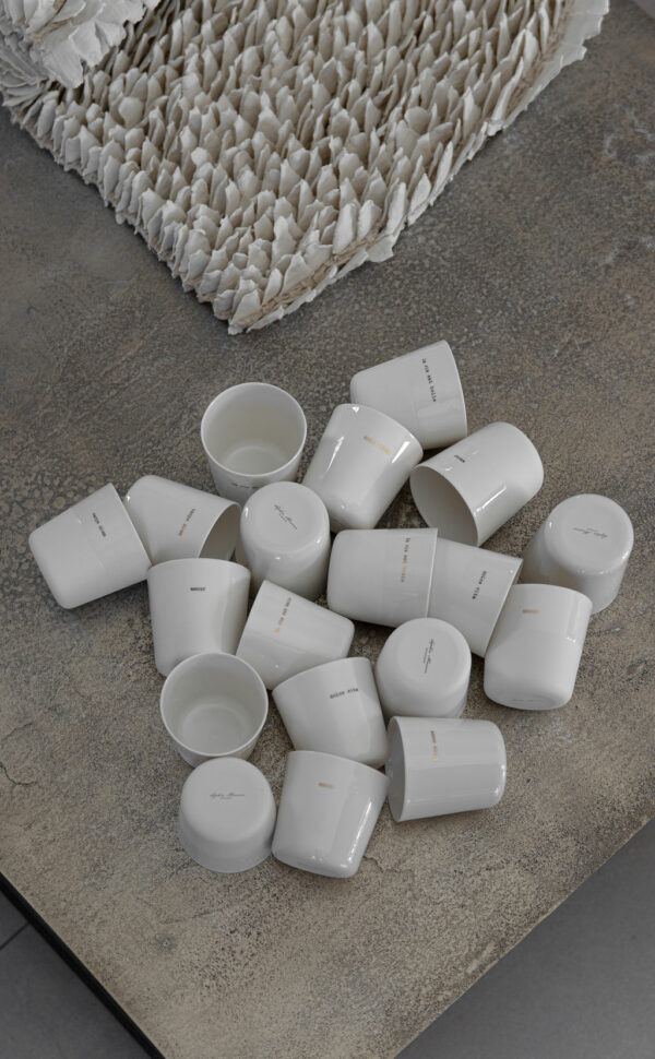 timbale porcelaine de Sophie MASSON écriture noire – Image 4