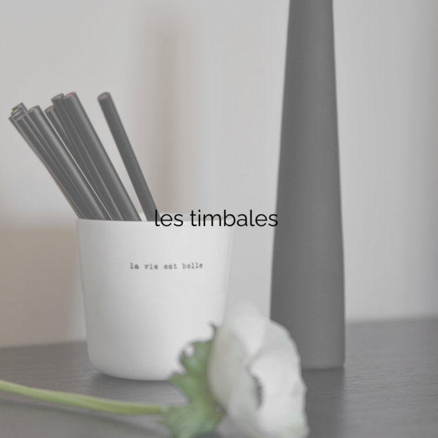 timbale porcelaine de Sophie MASSON écriture noire